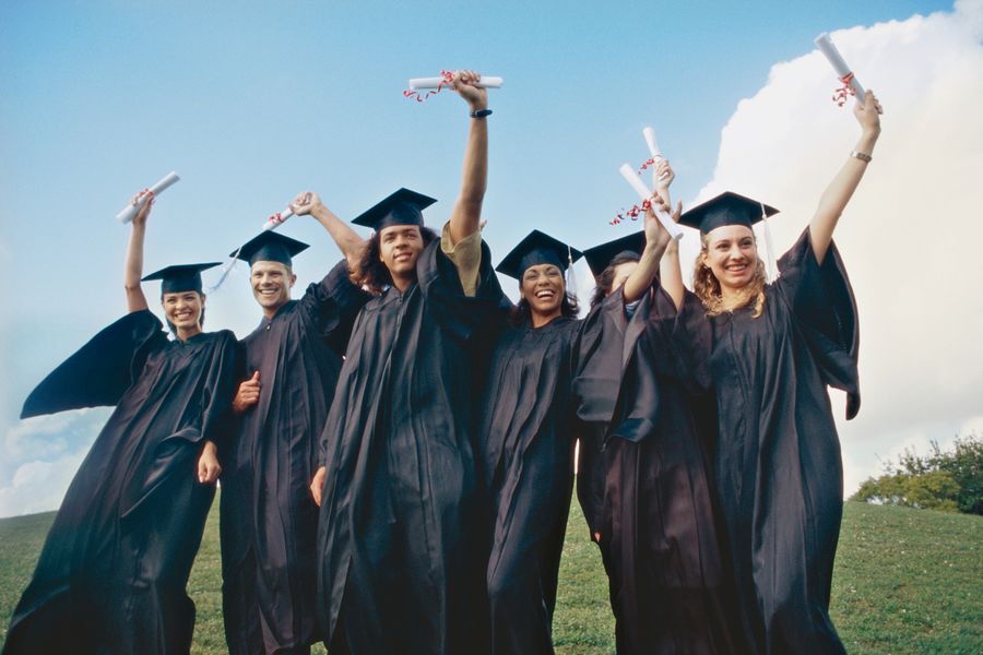 Bachilleres celebrando su graduación